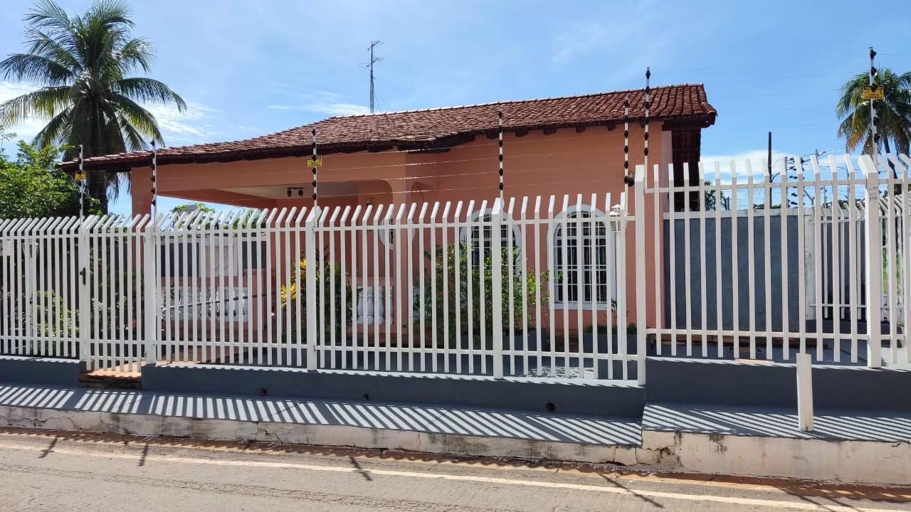 Casa ampla de esquina no Centro de Poconé – MT - Image# 1